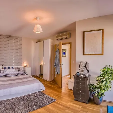With Private 90 Sqm Rooftop, Free Parking And Air Condition * Budapesta