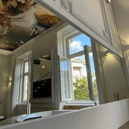 Enzo Capo Vip Budapest