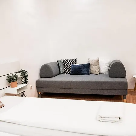 Apartment Stylish And Spacious ! Location Kazincy Netflix Budapest