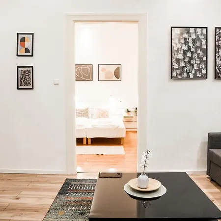 Apartment Stylish And Spacious ! Location Kazincy Netflix