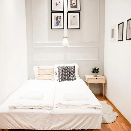Stylish And Spacious ! Location Kazincy Netflix Apartment *