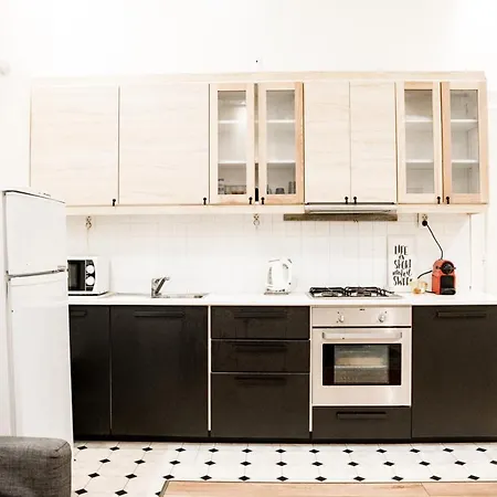 Apartment Stylish And Spacious ! Location Kazincy Netflix