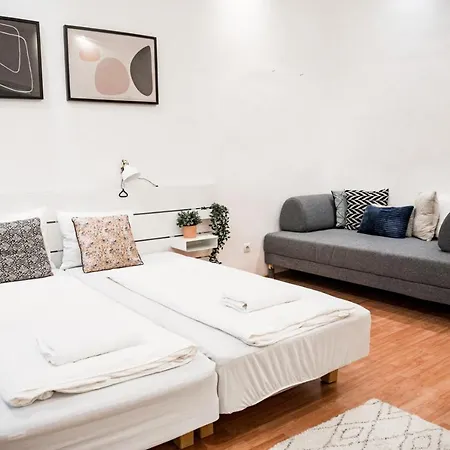 Stylish And Spacious ! Location Kazincy Netflix Apartment