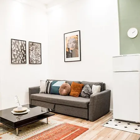 Stylish And Spacious ! Location Kazincy Netflix Budapest