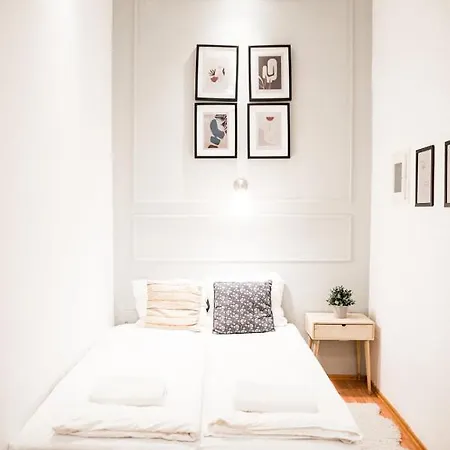Stylish And Spacious ! Location Kazincy Netflix Apartment *