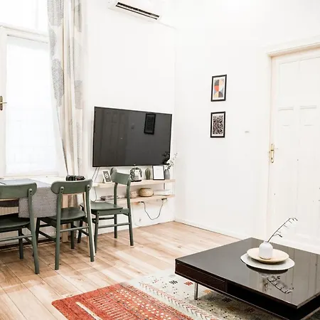 Stylish And Spacious ! Location Kazincy Netflix Budapest