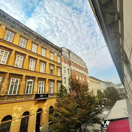 Elegancy Btwn Parliament/basilica/danube Budapesta