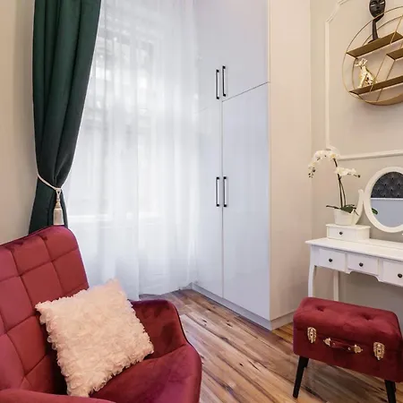 Premium Art Deco At Broadway // 4bdr & 3br Apartment Budapest