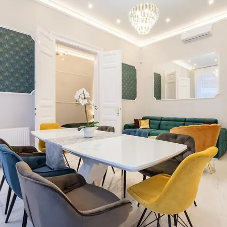 Premium Art Deco At Broadway // 4bdr & 3br Apartment *