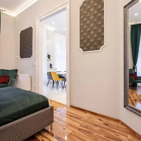 Premium Art Deco At Broadway // 4bdr & 3br Budapest