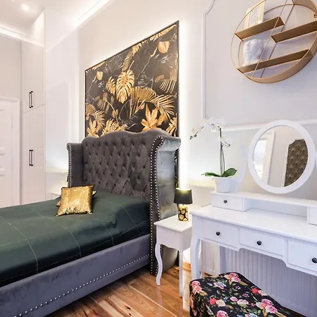 Apartment Premium Art Deco At Broadway // 4bdr & 3br