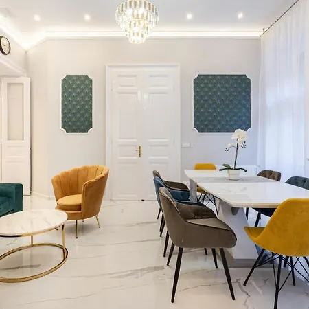 Premium Art Deco At Broadway // 4bdr & 3br Apartment Budapest