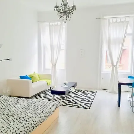 Apartment Bright And Cozy - Center *