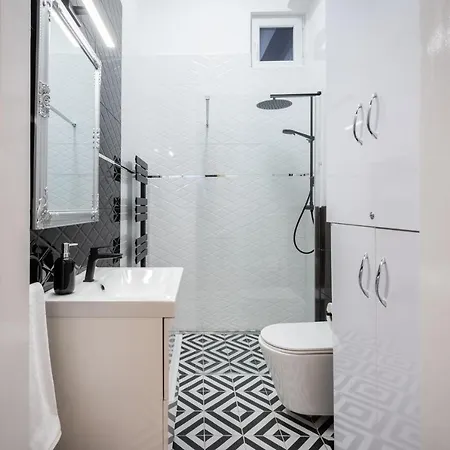 Premium Art Deco At Broadway // 4bdr & 3br Apartment Budapest