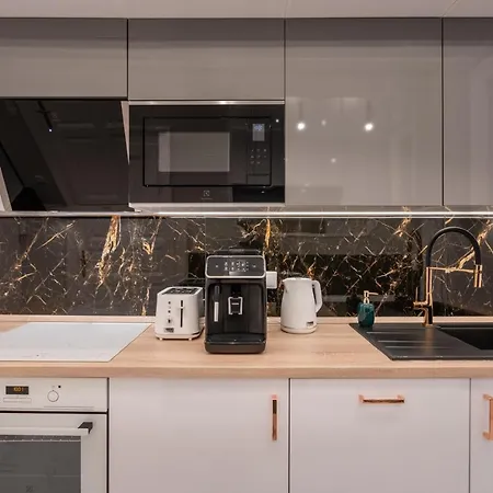 Premium Art Deco At Broadway // 4bdr & 3br Apartment Budapest
