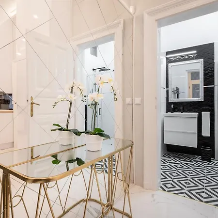 Apartment Premium Art Deco At Broadway // 4bdr & 3br Budapest