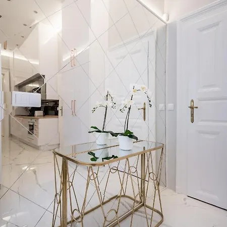Premium Art Deco At Broadway // 4bdr & 3br Apartment *