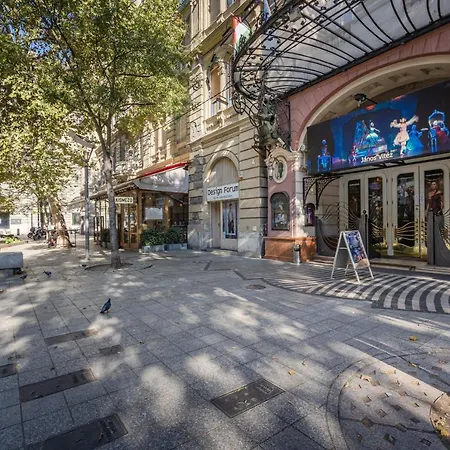 Premium Art Deco At Broadway // 4bdr & 3br *