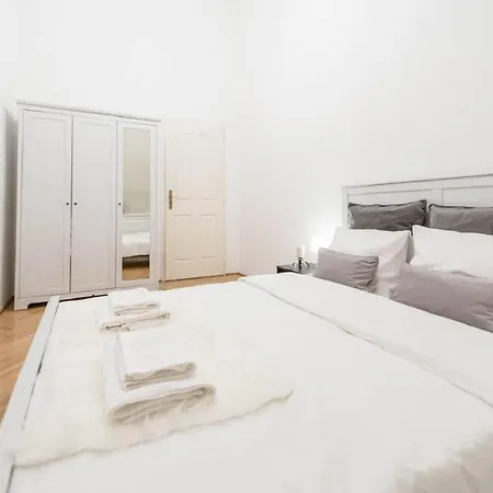 Bourgeois Elegance In The Heart Of Apartment *