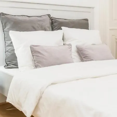Bourgeois Elegance In The Heart Of Apartment