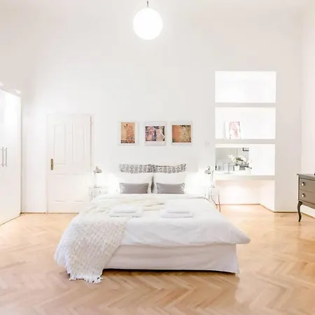 Bourgeois Elegance In The Heart Of * Budapest