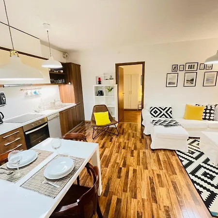 Peony Szekely Mihaly - Free Garage Apartment *