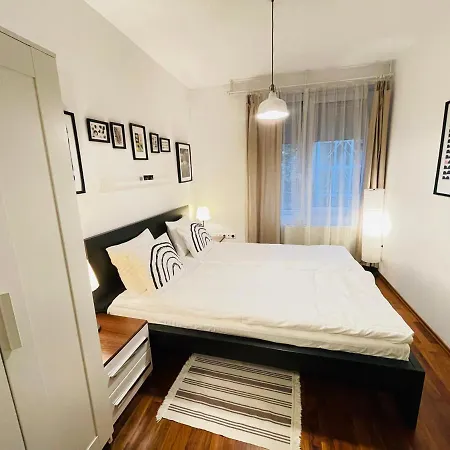 Peony Szekely Mihaly - Free Garage Apartment