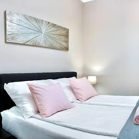 Parliament Square Apartment *
