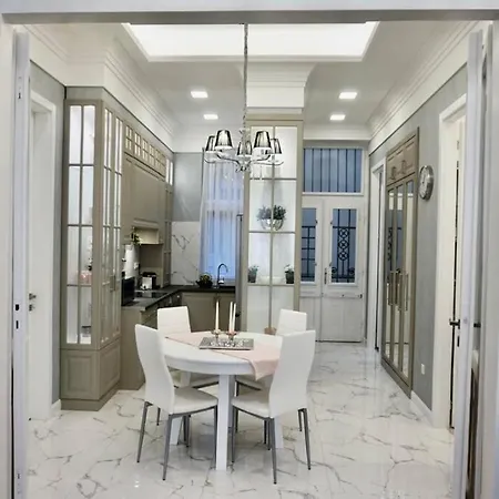 Parliament Square Apartment *