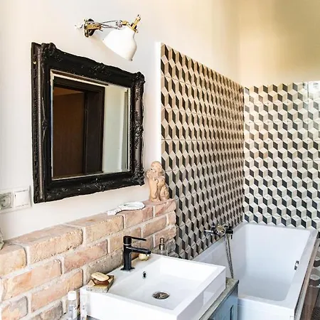 Stylishly Redecorated In Great Location Apartment Budapest