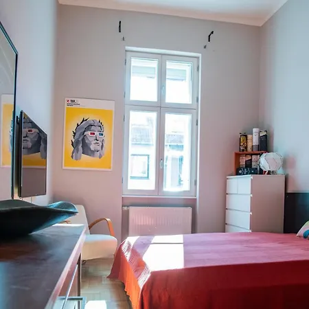 Stylishly Redecorated In Great Location Apartment
