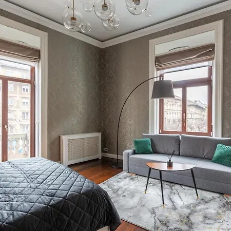 Luxury With Balcony Next To The New York Cafe *