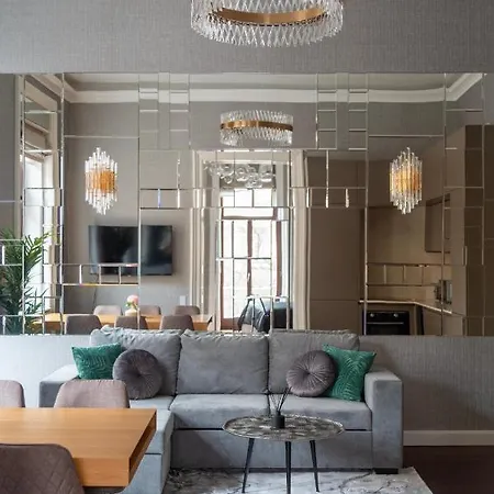 Luxury With Balcony Next To The New York Cafe Apartment