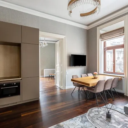 Luxury With Balcony Next To The New York Cafe Budapest