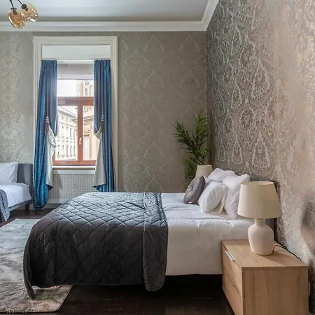 Apartment Luxury With Balcony Next To The New York Cafe