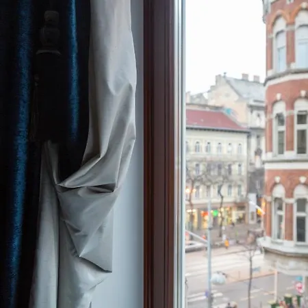Luxury With Balcony Next To The New York Cafe Budapest