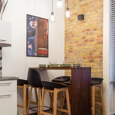 Quentin With Sauna Next To The New York Cafe *