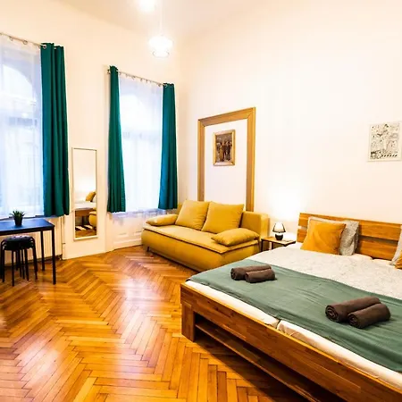 Palace Quarter Apartment *