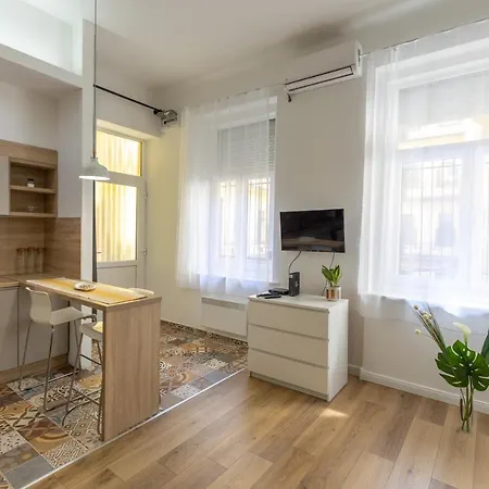 Acacia Apartment *