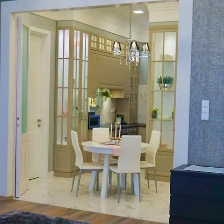 Parliament Square Apartment *