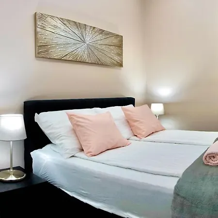 Parliament Square Apartment *