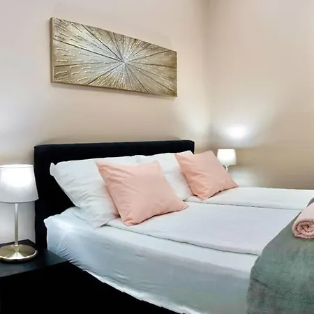 Parliament Square Apartment *