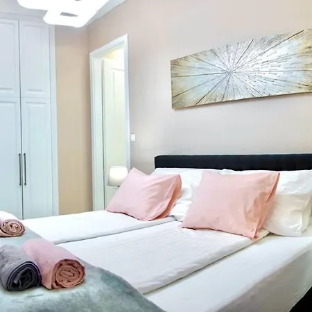 Parliament Square Apartment *