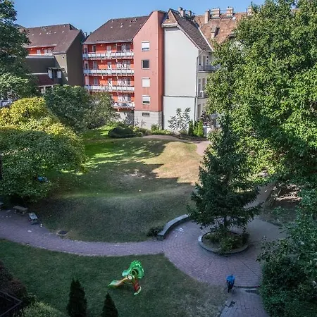 Stylishly Redecorated In Great Location Apartment