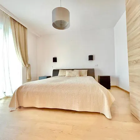 Parliament Luxury Apartment *