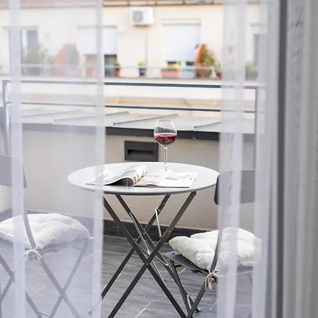 Parliament Luxury Apartment *