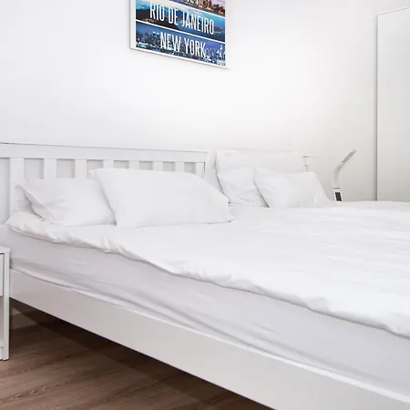 Waterfront By Urbanrent Apartment *