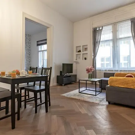 Friendly In The Center With 2bedrooms Apartment *