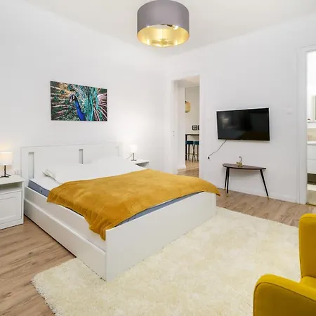 Stylish Spot By The River Danube Apartment *