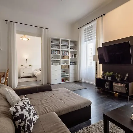 Spacious Almassy Apartment *